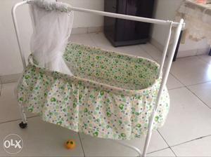 Cradle with wheels and mosquito net