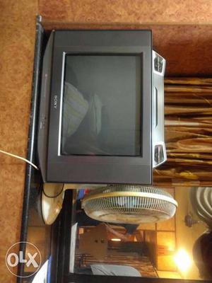 Sony tv in excellent condition with Attached