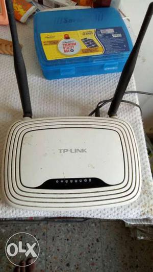 White TP-LINK Router