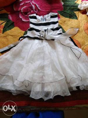 Women's White And Black Striped Sleeveless Dress