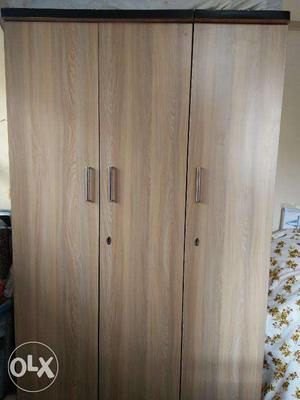 Wooden Cupboard 2+1 door (Size:4x6.5) in a new condition