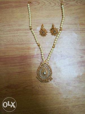 Gold-colored Necklace With Pendant