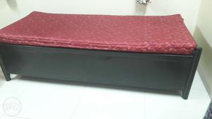 Black Iron setty single bed. 6 * 2.5 feet. With