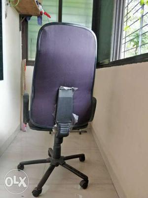 Computer chair with proper head rest,