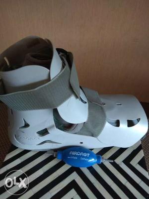 Air cast shoe with pump for orthopaedic purpose