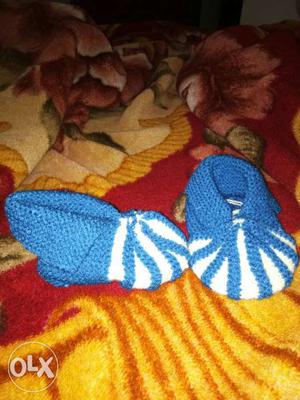 Toddler's Blue-and-white Knit Crib Shoes