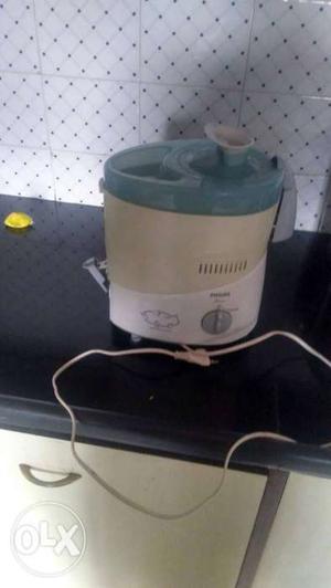White And Beige Power Juicer