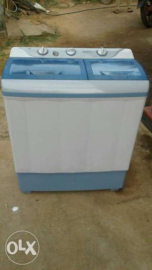 White And Blue Twin-tube Washing Machine