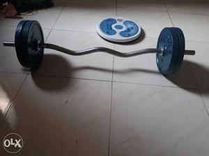 Black Ez-curl Bar weigh 20 kg with one twister