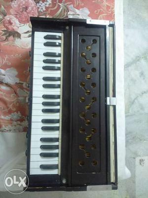 Brand new Calcutta harmonium with wooden cover 7 stopper