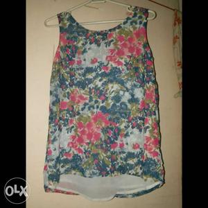 Floral blue sleeveless top. Side- S Brand- Lee