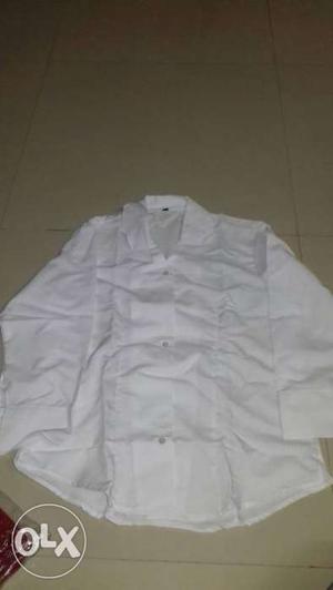 Formal white ladies shirt medium size... size main bada h