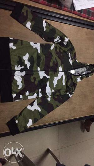Green And Black Camouflage Zip-up Hoodie Size L