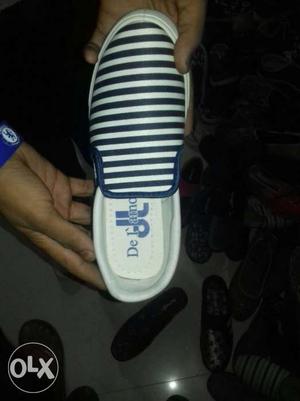 Unpaired Black And White Stripe Slip-on Shoe