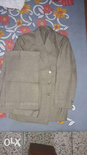 2 piece suit sell.karna hai contact no