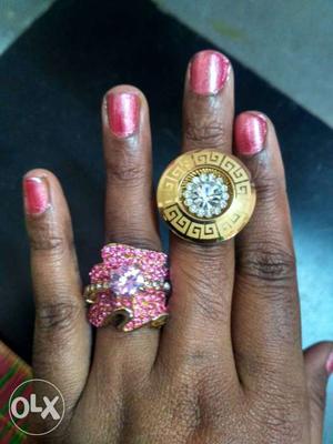Fashionble rings gold and pink
