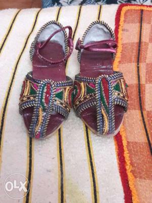 Gujarat slipper for kids girl sizes is 4 to 5 years
