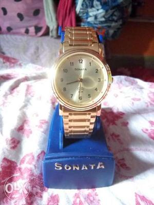 It's a new sonata golden watch. its a Samy dail.