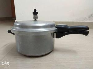 Black-handled Stainless Steel Pressure Cooker with induction