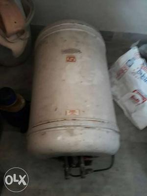 Cylindrical White Water Heater
