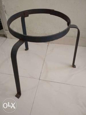Earthen pot stand..metal good condition