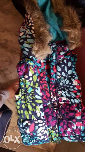 Jacket withh fur hood for 3 to 4 years girls