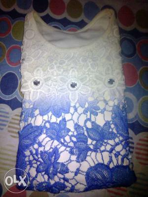 Blue And White Floral Designed Scoop-neck Shirt