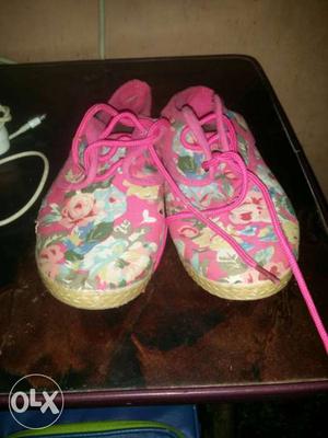 Girl's Pair Of Pink-and-white Floral Shoes
