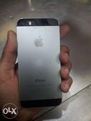 I phone 5s space grey 16 gb good condition box
