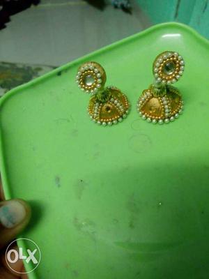 Fully gold jumkha any dressed matching earring.