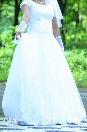 One time used wedding gown(pure white) with full set.