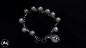 White pearl bracelate
