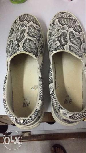 Women's Pair Of Gray-and-white H&M On Shoes