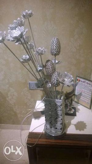 Aluminium flower vase with 15 flower sticks and