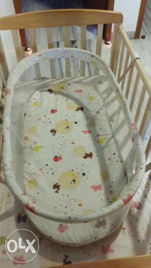 Baby crib baby oyee brand almost new like