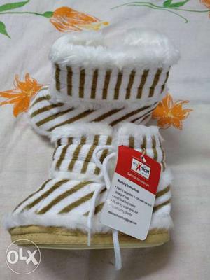 Baby shoe with artificial far inside and warm,