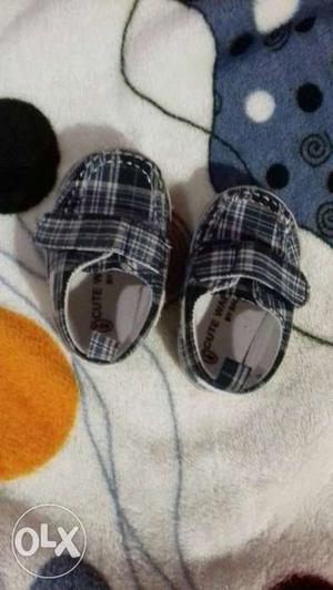 Baby's Pair Of Black-and-grey Knit Shoes