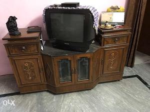 Beautiful tv cabinet and lots of storage cabinets