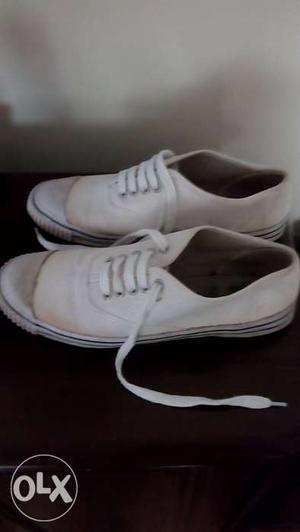 White canvas shoes in good condition of no. 6
