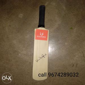 A small gionee bat with original sign of Virat