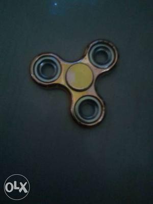Gold-colored 3-lobe Hand Spinner
