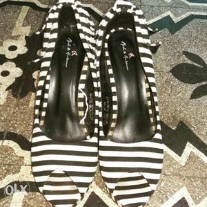Black and white heels. Heel height 4". Brand -