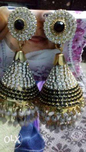 Fancy earring golden stone
