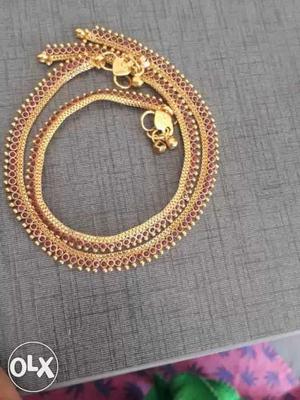 Gold coloured leg chain