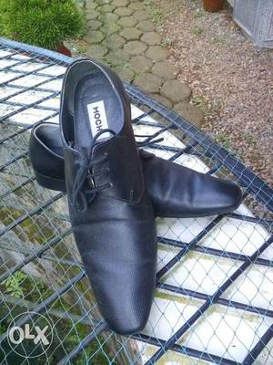 Men's Pair Of Black Leather Pointed Shoes