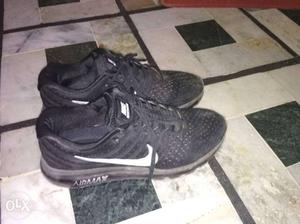 Pair Of Men's Black-and-white Nike Air Max Athletic Shoes