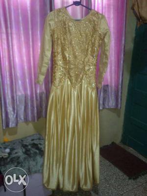 Party wear gown ok conditions chudidaar dupatta sathe.golden