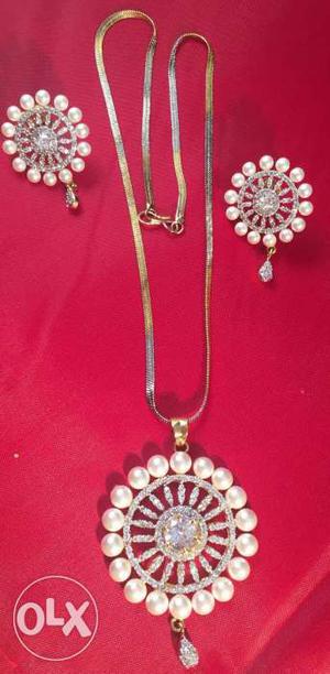 Pearl And Gold-colored Pendant Necklace And Earrings (NEW)