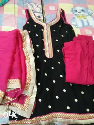 Sleeveless black and pink pajami suit Less than 1