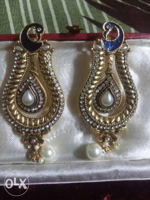 Women's Pair Of Gold-colored Dangling Earrings